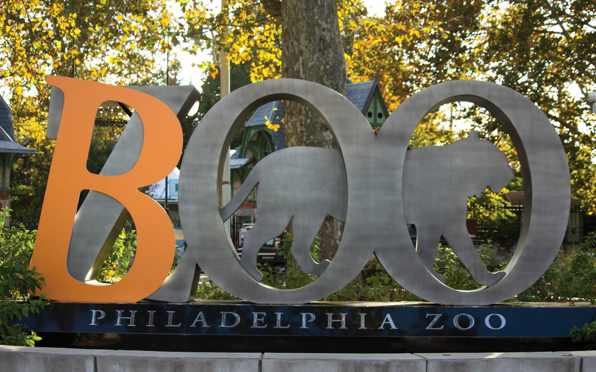 BooAtTheZoo LogoSculptureByMainGate 5715 3