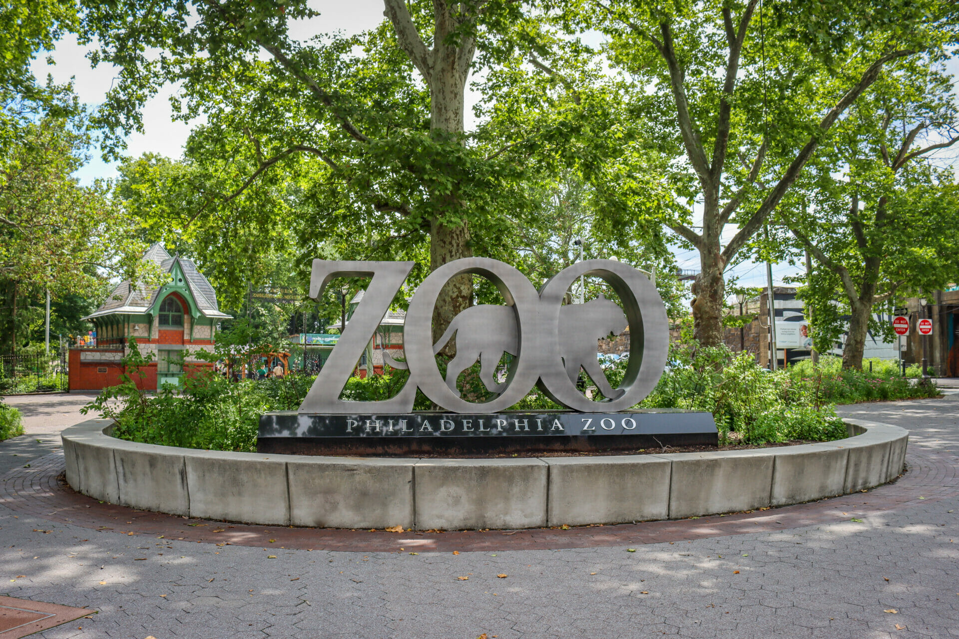 A photo of the Philadelphia Zoo sign located at the North Gate entrance.