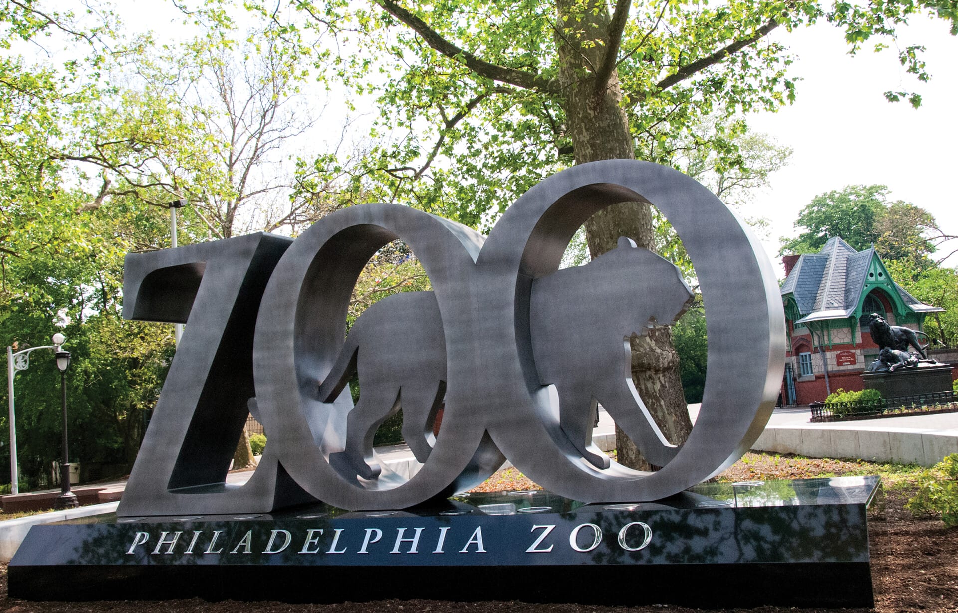 Zoo LogoSculptureByMainGate InSpring 01