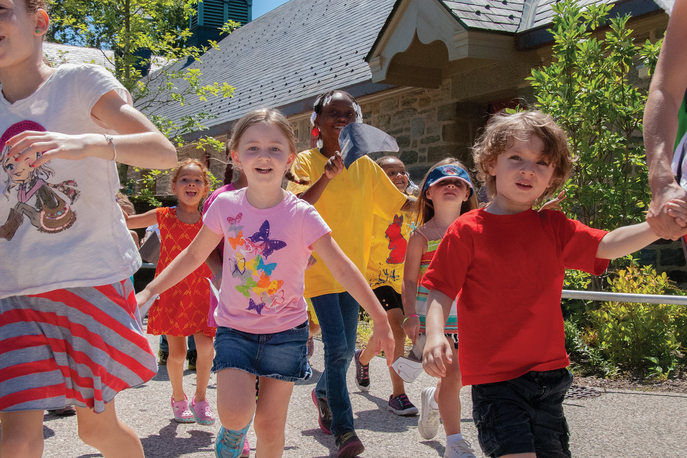 KidZooU ChildernRunningOutside 0067 01