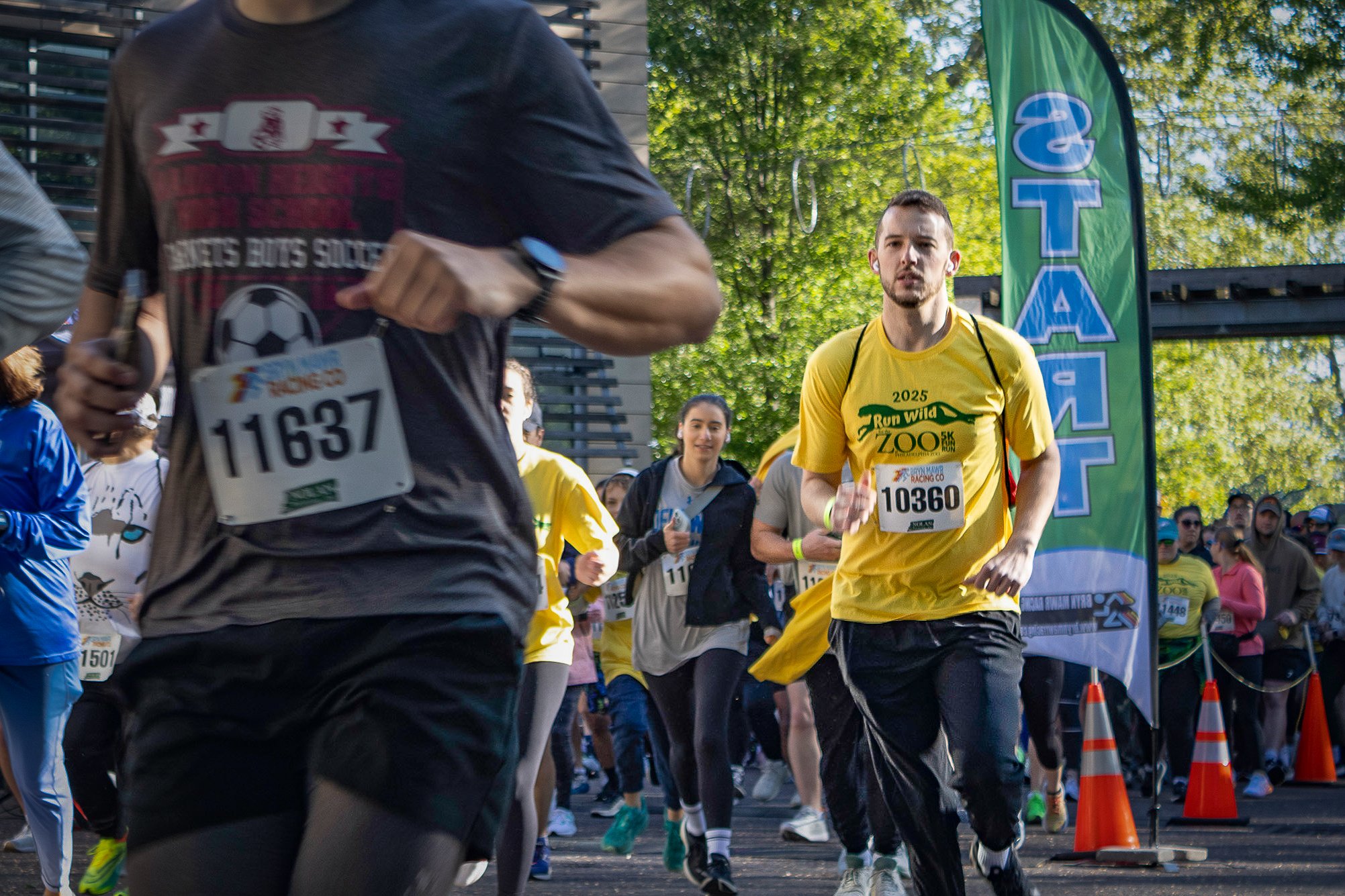 A crowd of runners at the Run Wild 5K at Philadelphia Zoo.