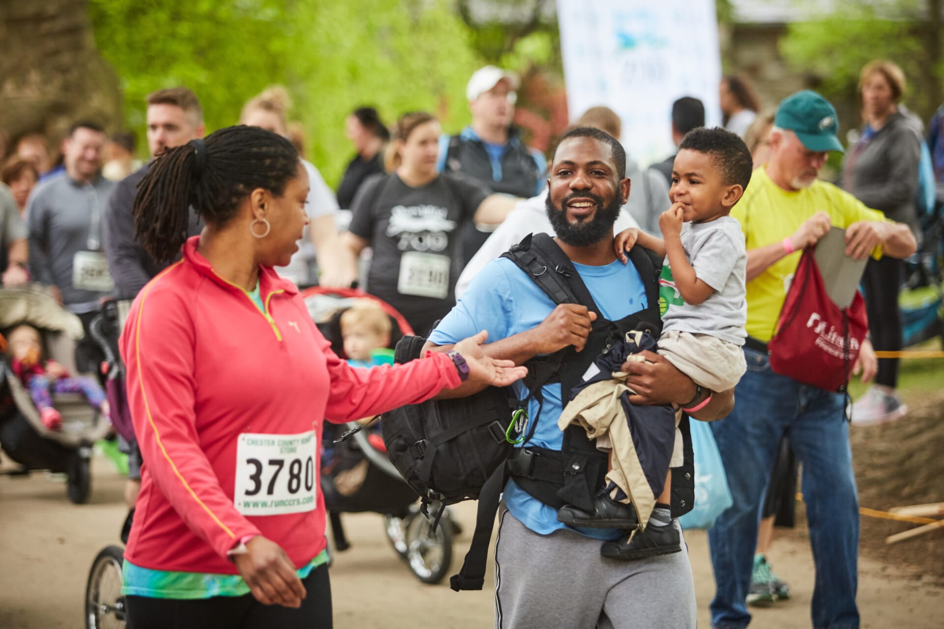 runners with little boy