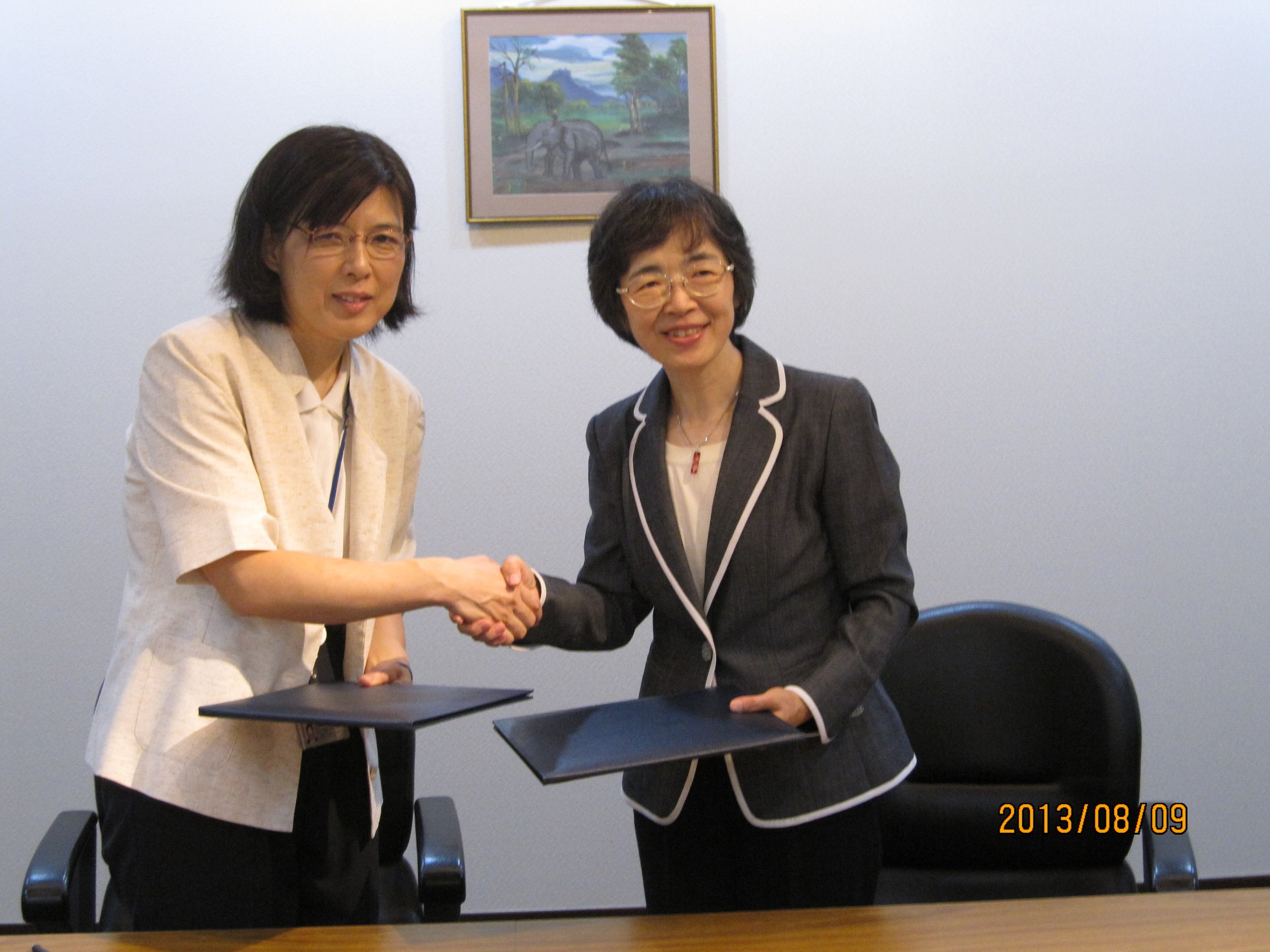 Ms. Nobuko Kayashima, Director General of the Human Development Department, JICA (left) and Dean Kikuko Ota, Faculty of Nursing and Medical Care (right)