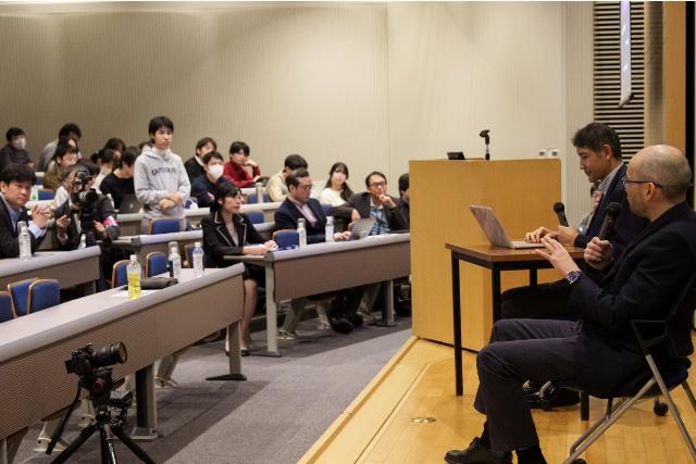 A student asks Dr. Hassabis a question