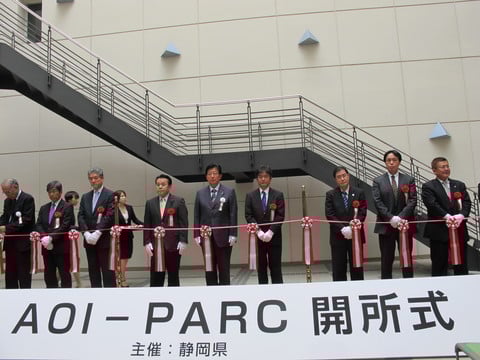 テープカットの様子