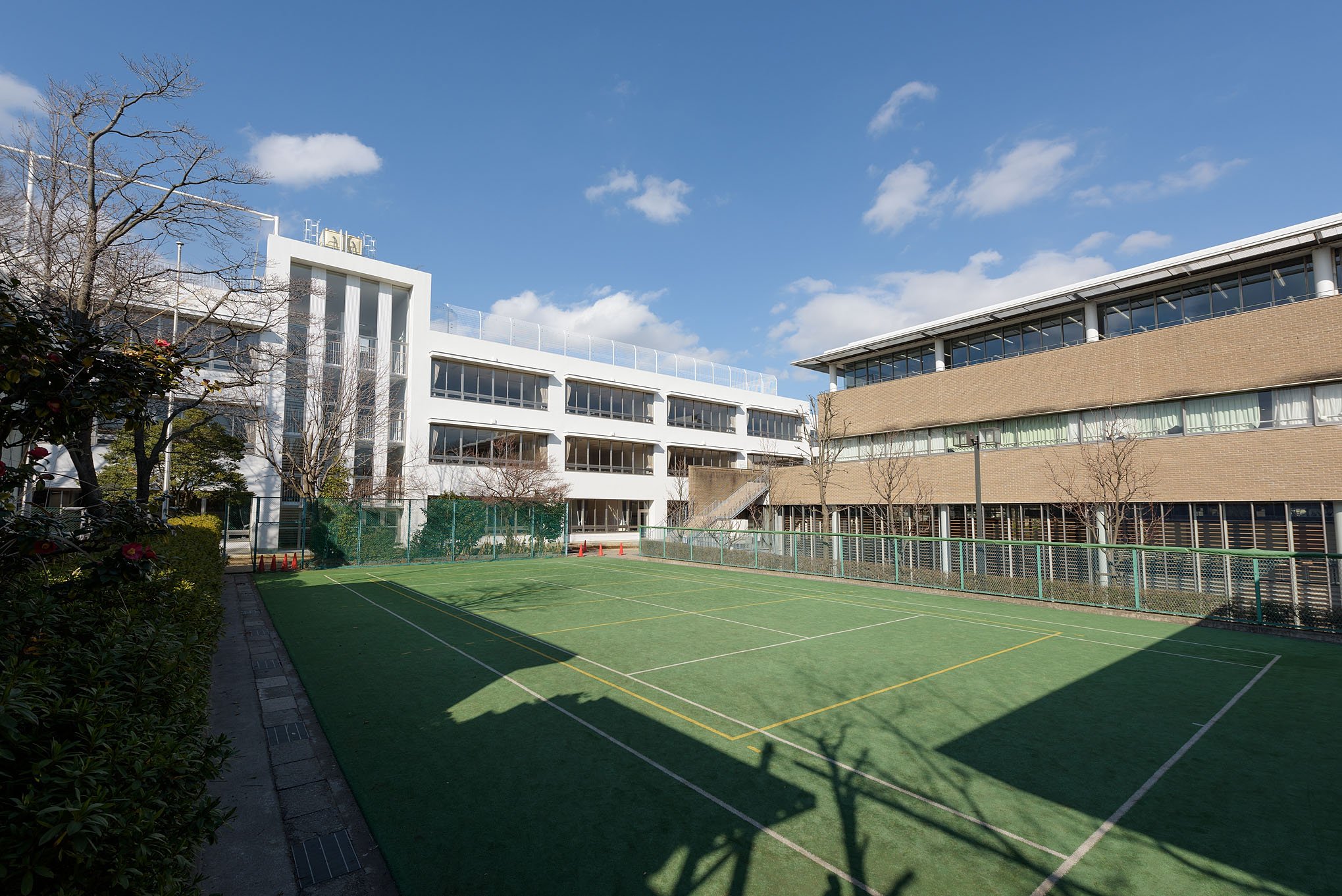 A photo of the Keio Futsubu School building.