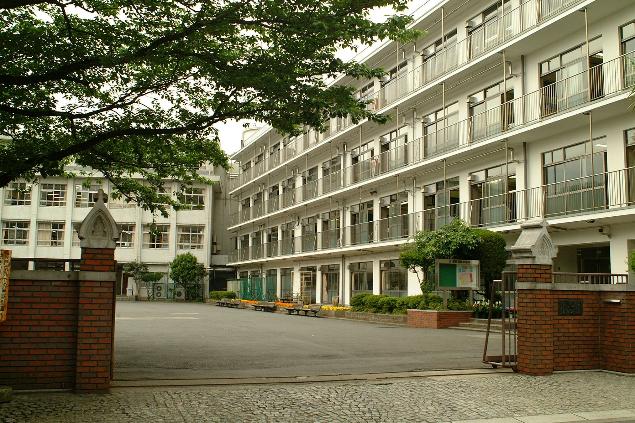 A photo of the Chutobu Junior High School building.