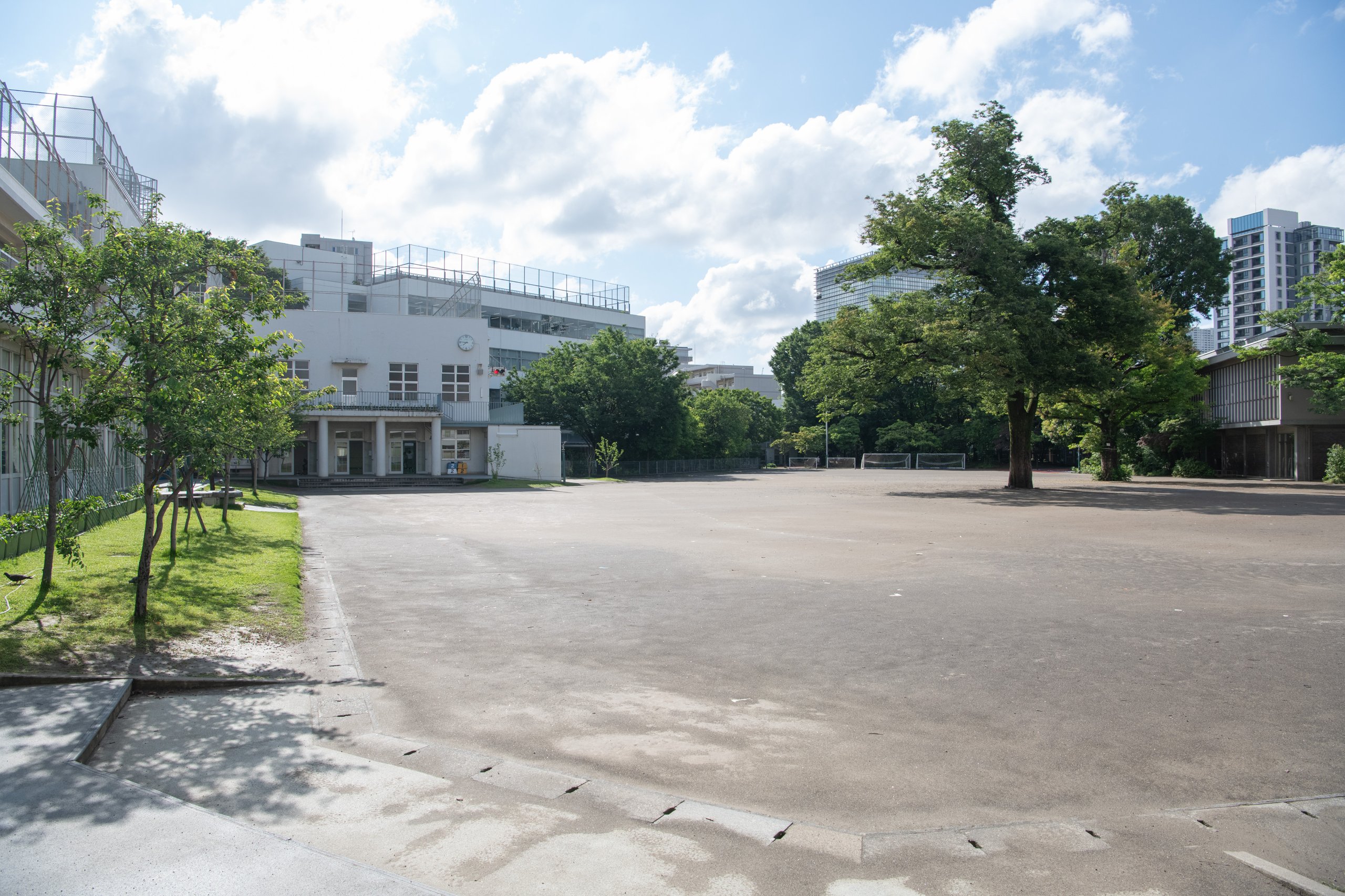 A photo of the Keio Yochisha Elementary School schoolyard.