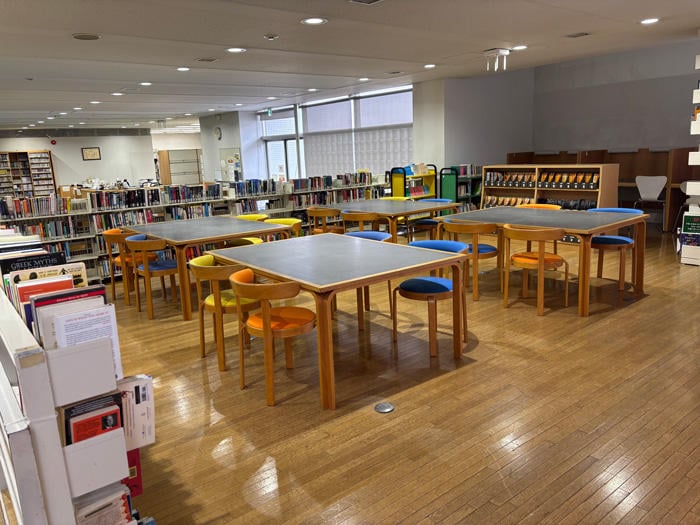 湘南藤沢中高図書室3