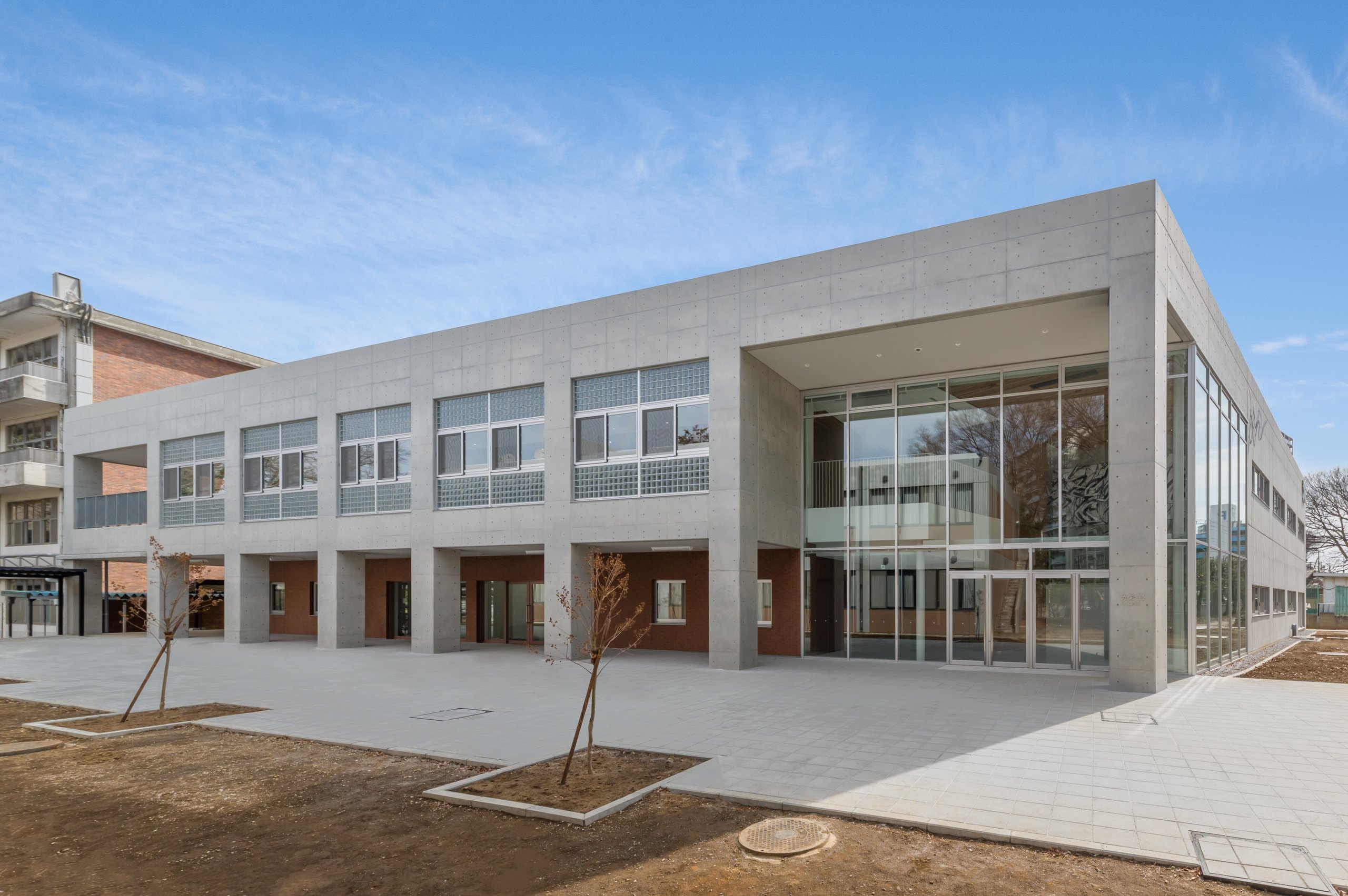 A photo of the Keio Shiki Senior High School building.