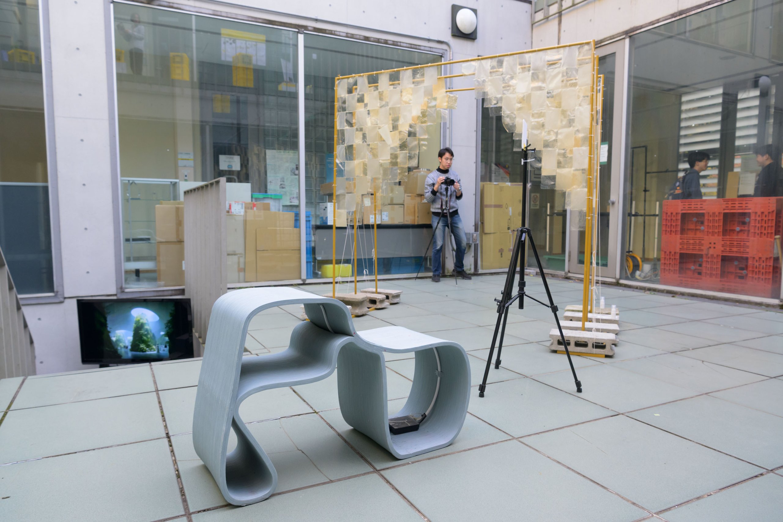 ORF展示の様子（ゼータ館の中庭に展示が置かれている）