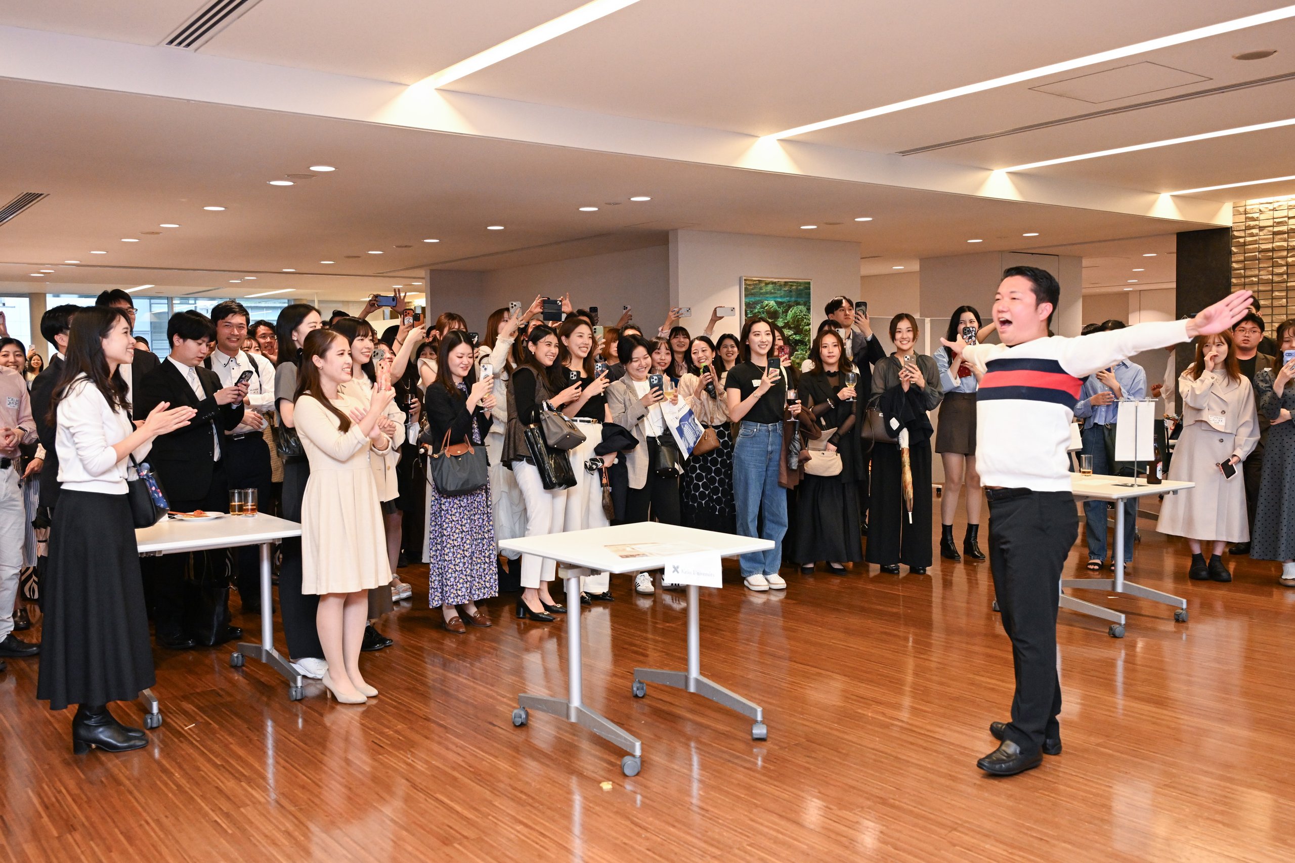 祝賀会の様子（カフェテリア）