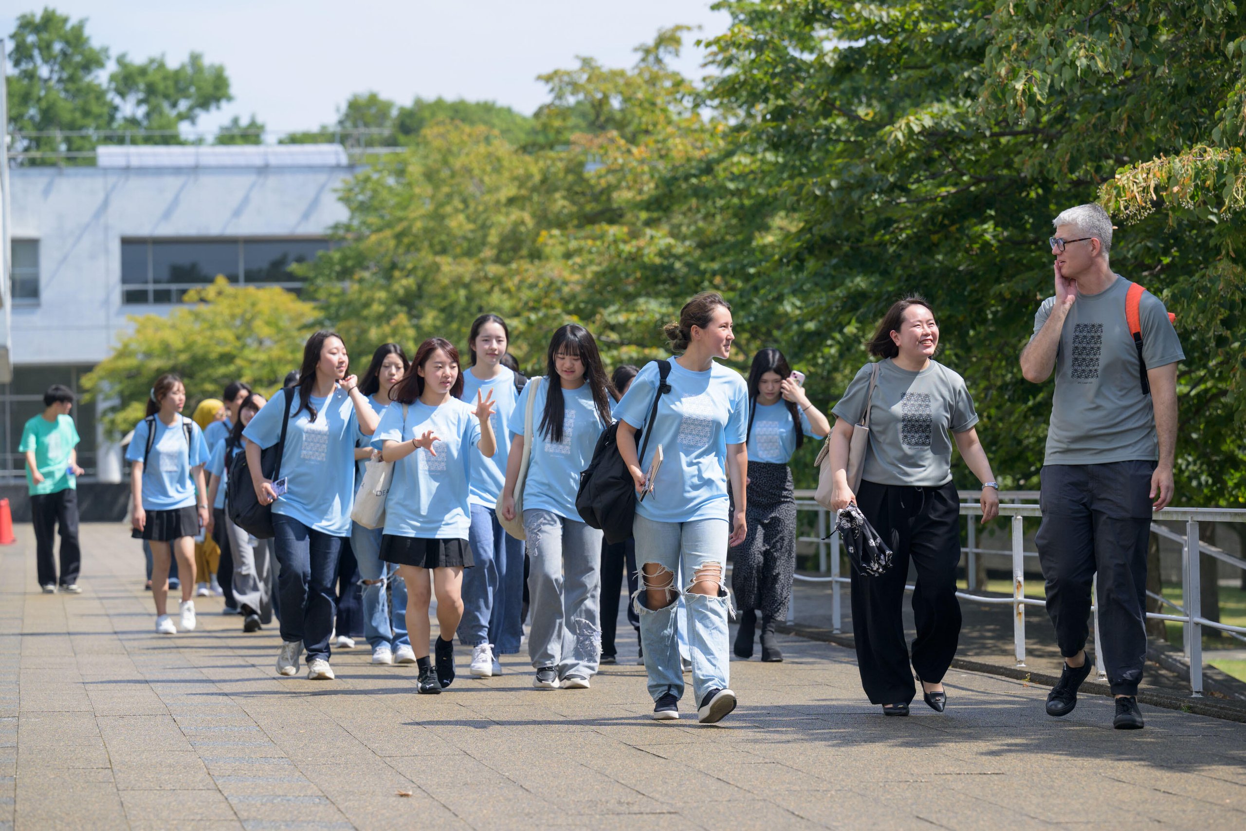参加者と教員が歩く様子