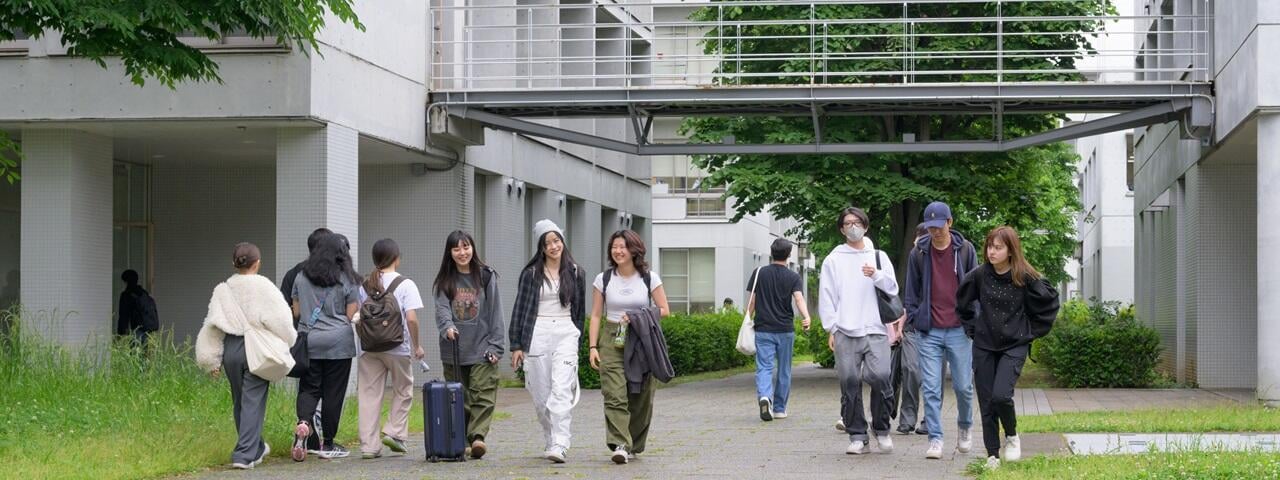 キャンパス内で学生が歩いている写真