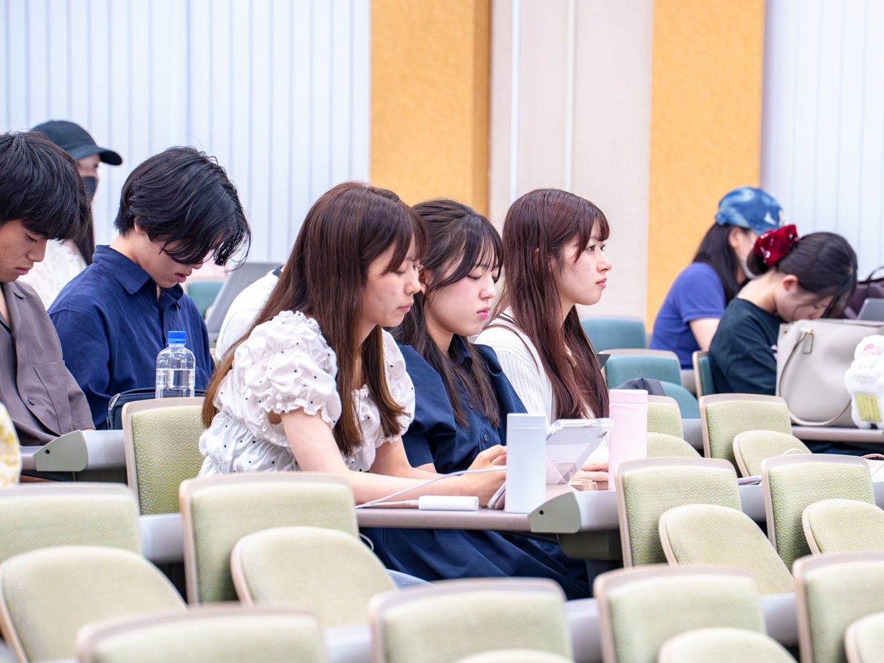 熱心に授業に耳を傾ける学生たちの写真