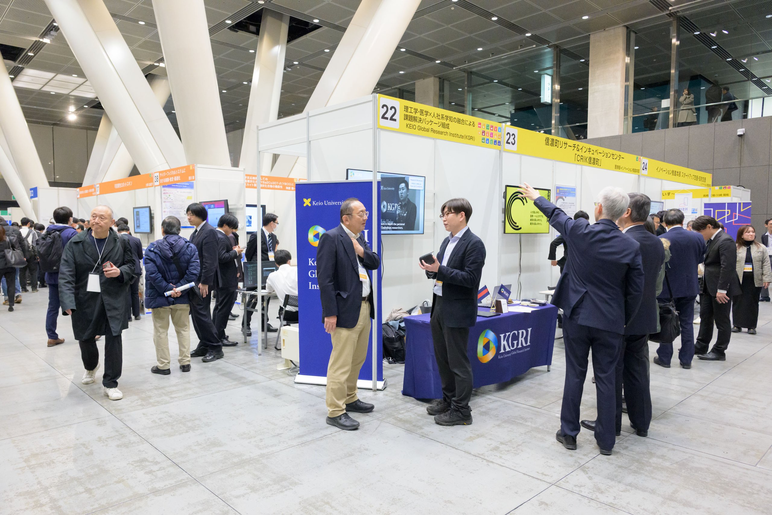 研究成果の発表・展示の様子