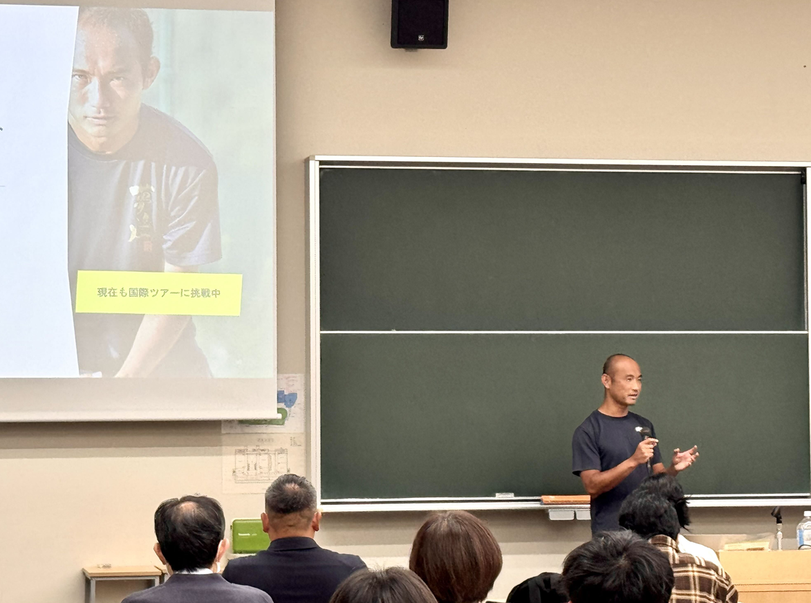 講演風景「正解のない人生を生きる―開成・東大卒から、25歳で始めたテニスでプロになった男の挑戦」1