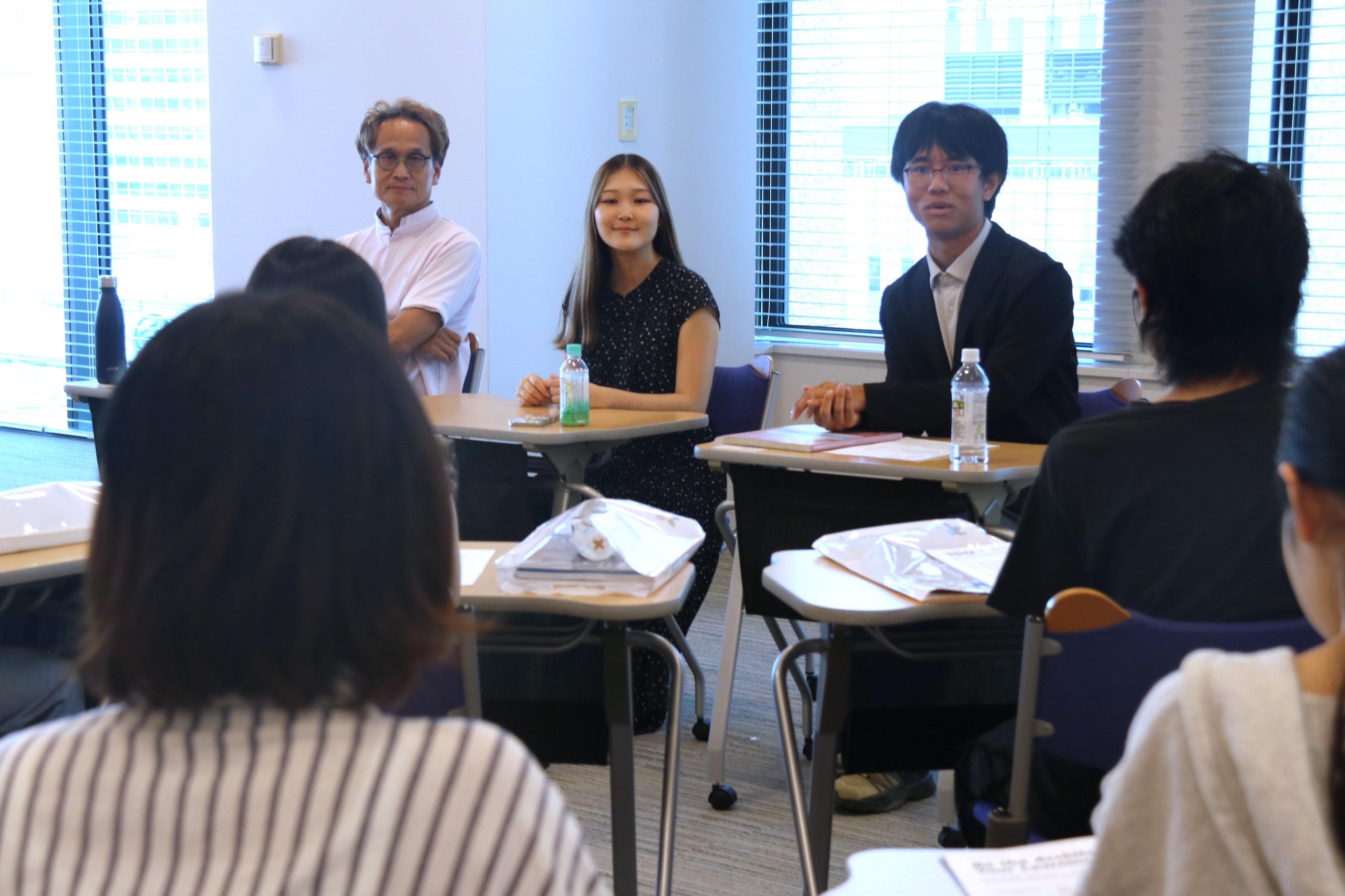 一ノ瀬学部長を中心とした懇談の様子