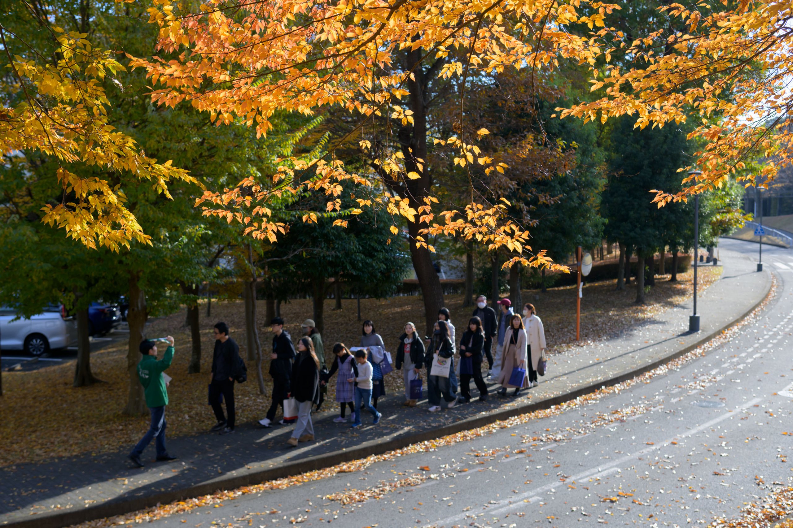 紅葉の中、オープンキャンパスツアーで歩いている様子