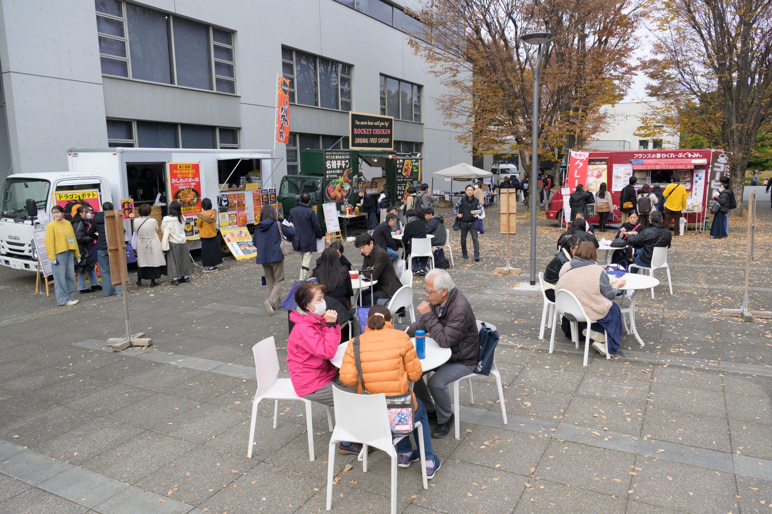 オメガ館前、屋外の飲食スペースの様子
