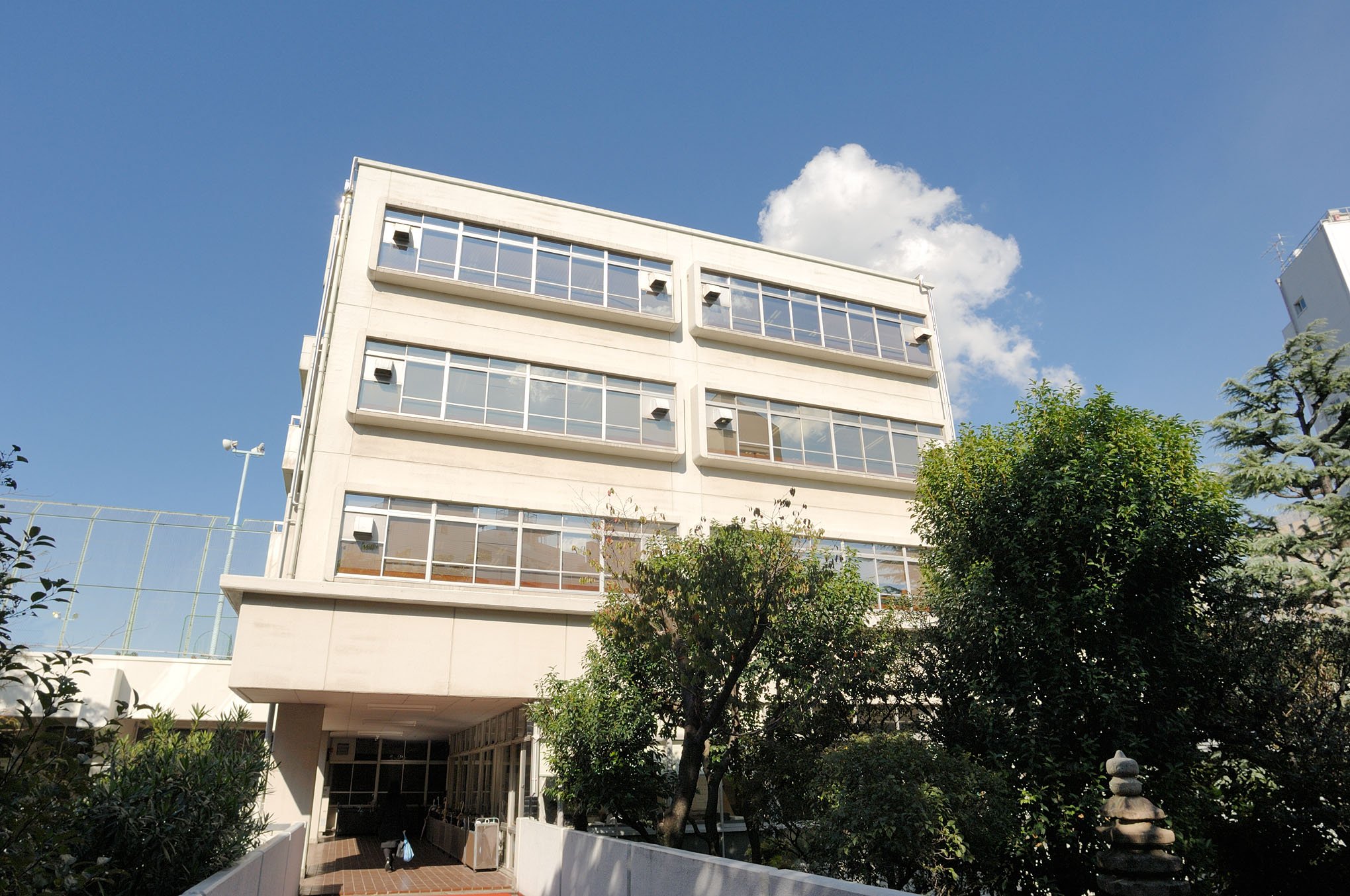 A photo of the Keio Girls Senior High School building.