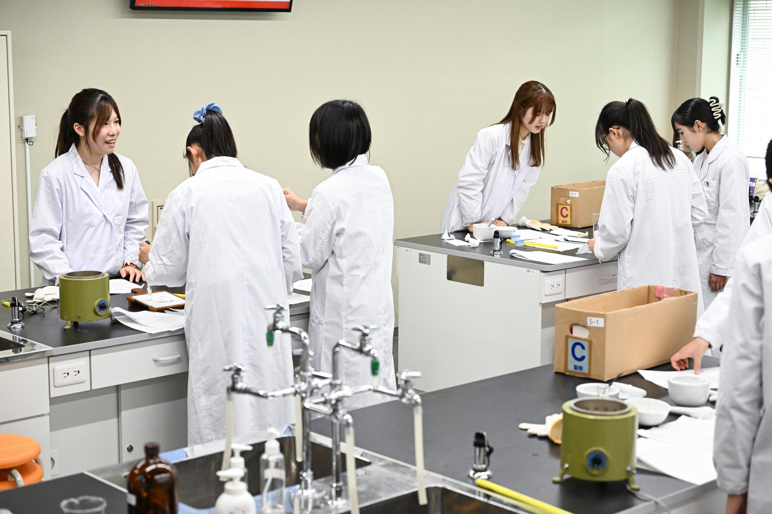 軟膏クリーム作りの体験実習