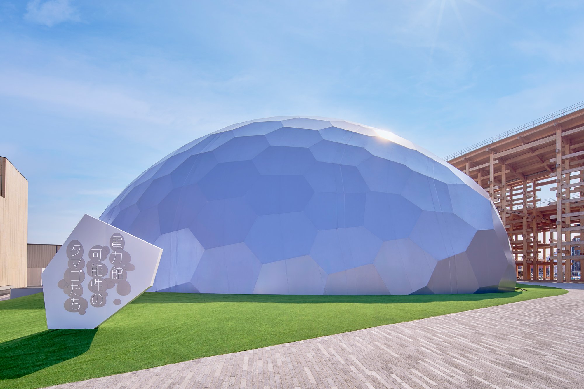 写真1：電力館外観。タマゴが半分地中に埋まっているような意匠