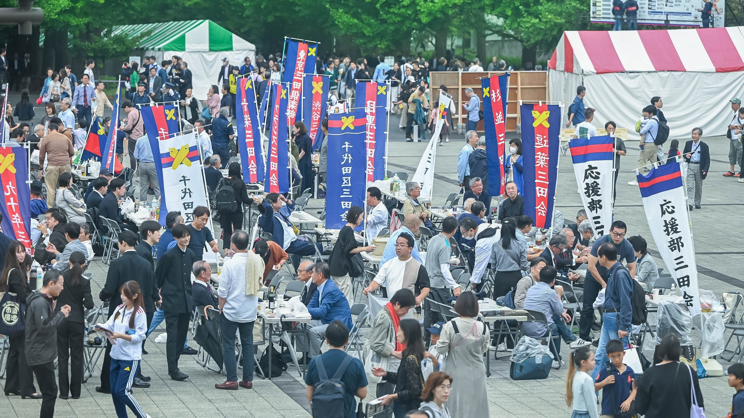 連合三田会大会の様子。第四校舎前には、各地域三田会の旗が掲げられている。
