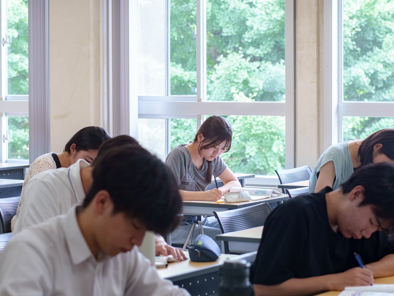 教科書を開き熱心に机に向かう生徒たちの写真