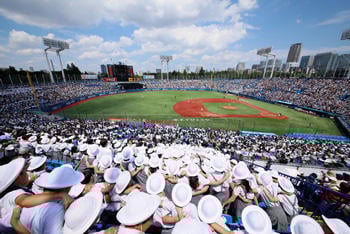 A photo of the grounds filled with Keio students.