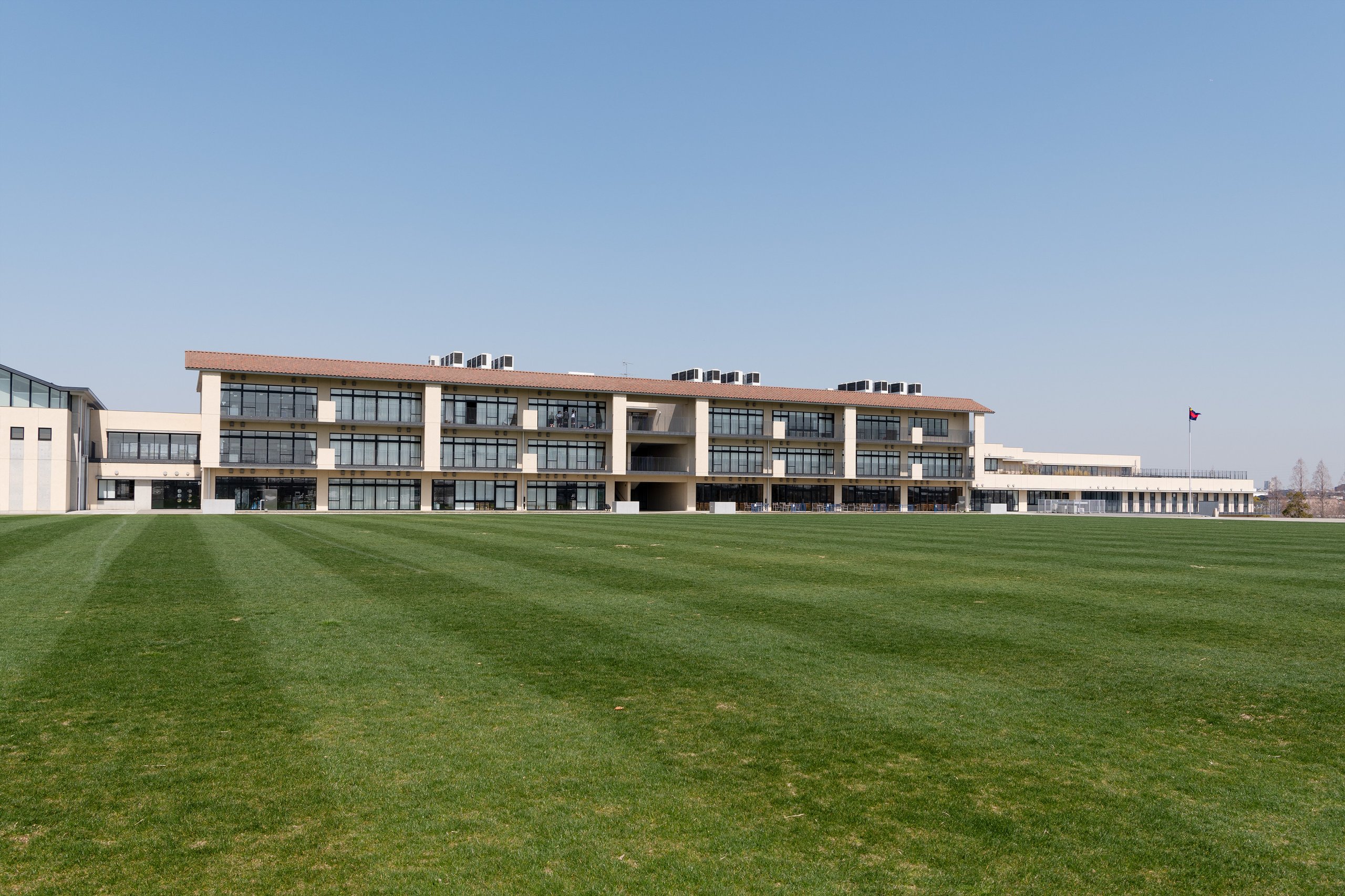 A photo of the Keio Yokohama Elementary School schoolyard.