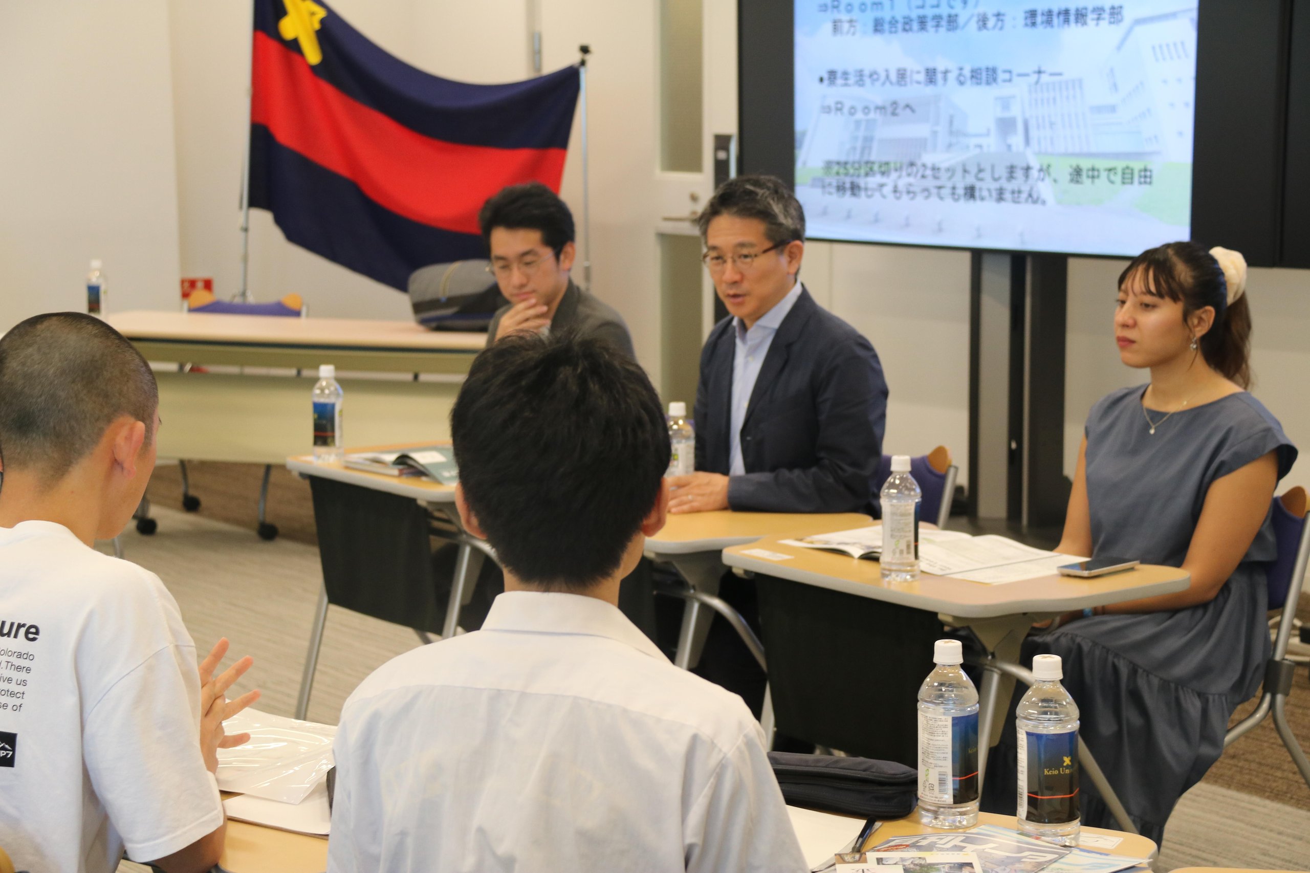 加茂学部長を中心とした懇談の様子