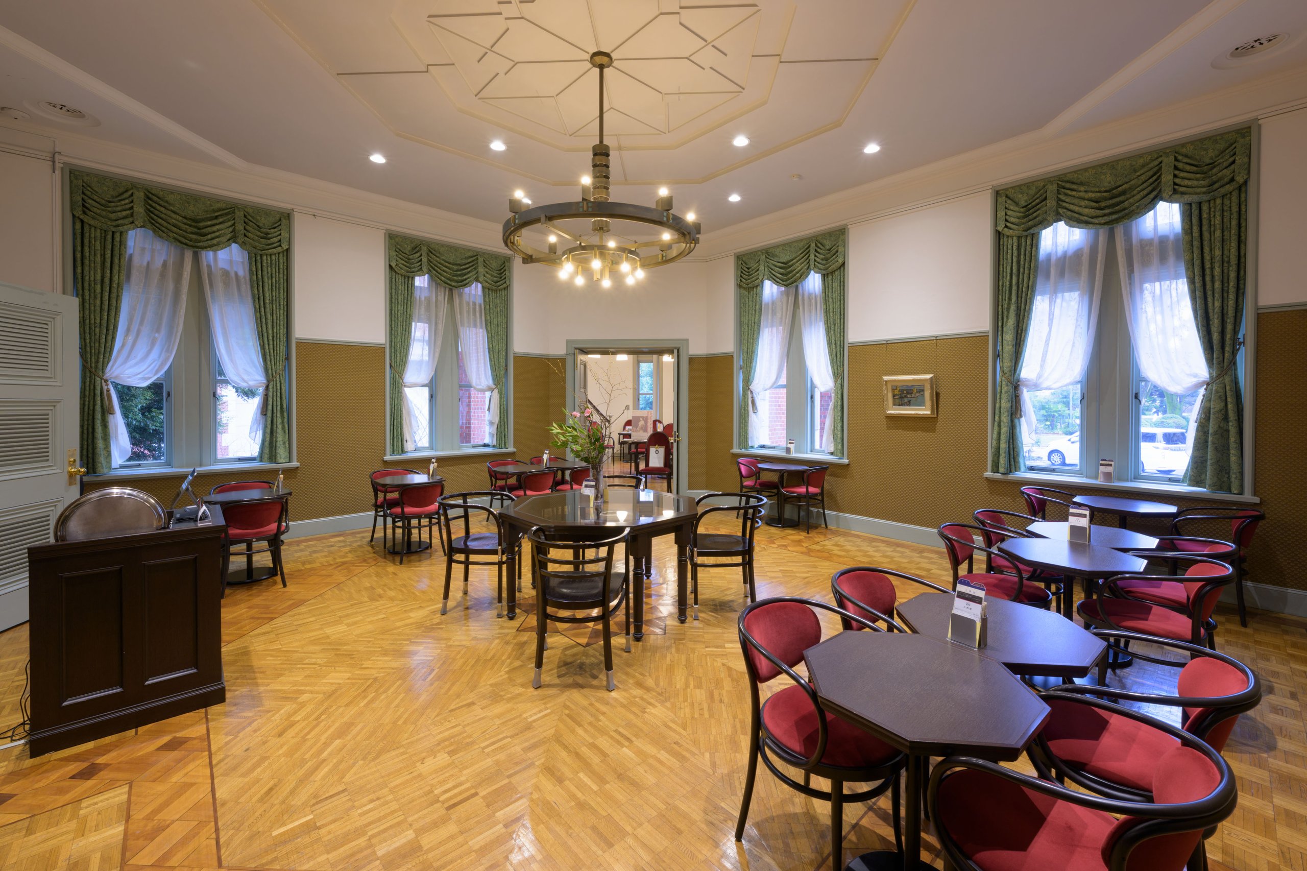 カフェ八角塔の内観