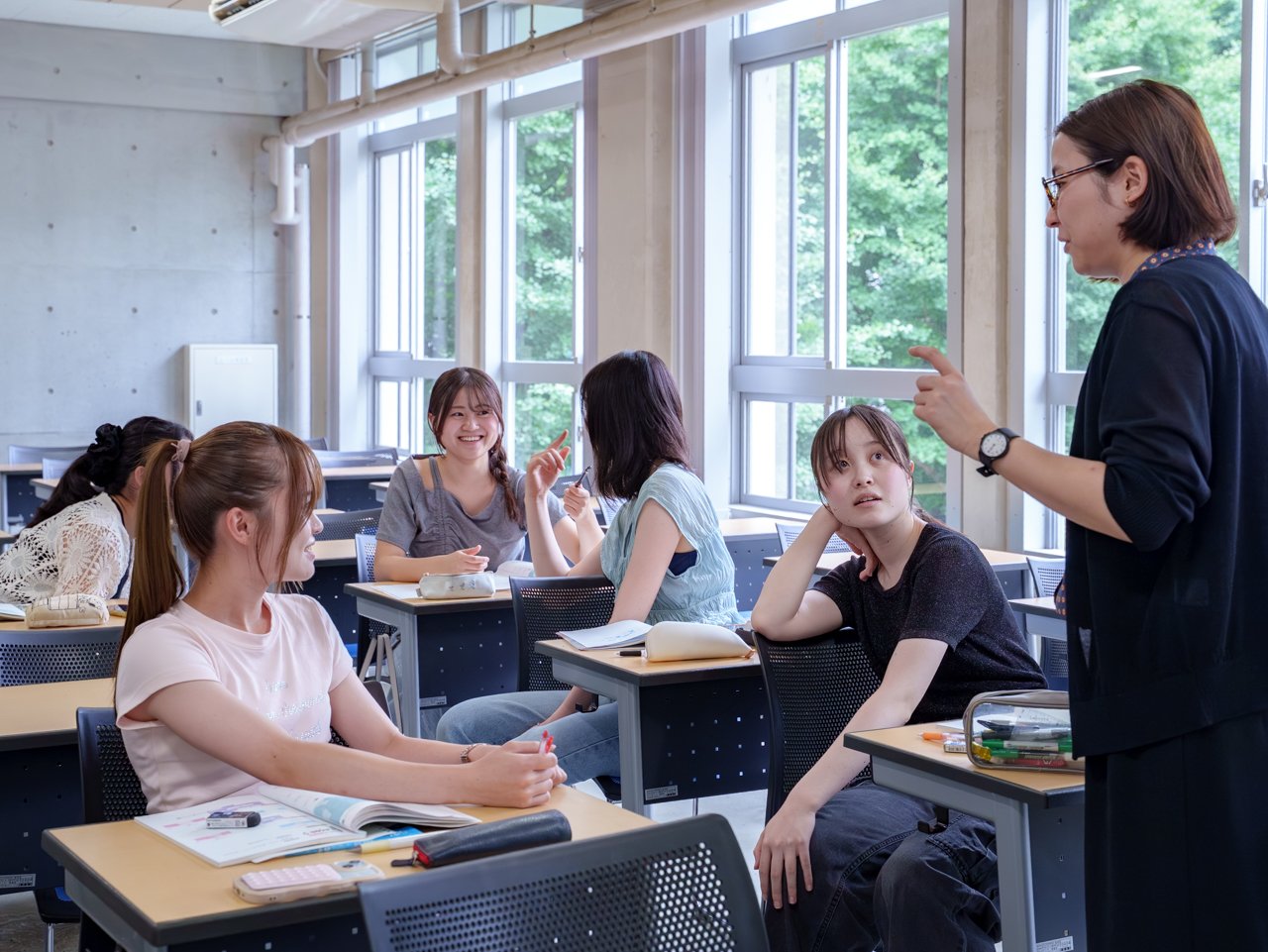 楽しそうにクラスメイトとのディスカッションを楽しむ女子学生たち