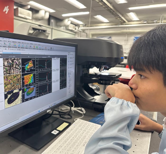 A Futsubu student analyzing samples at the Central Service Facilities for Research