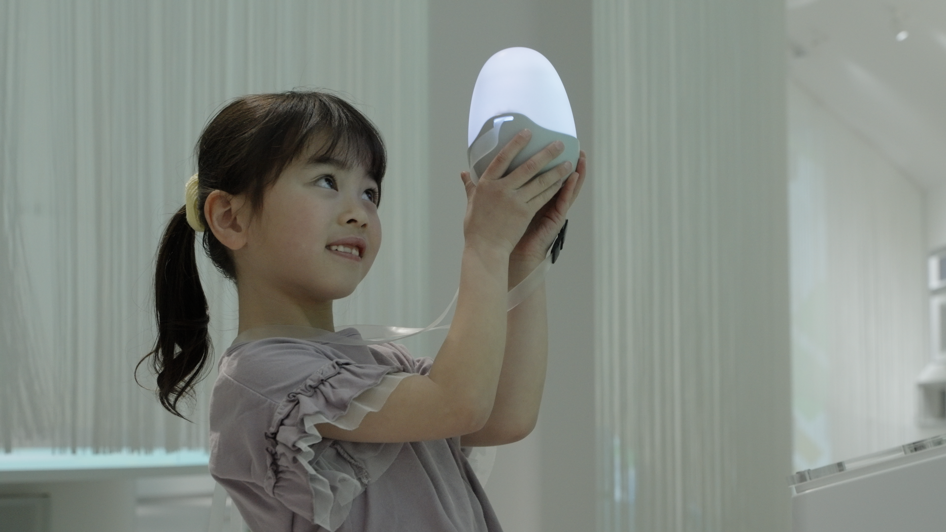 写真2：タマゴ型デバイスが光ったり震えたりして特別な体験を提供