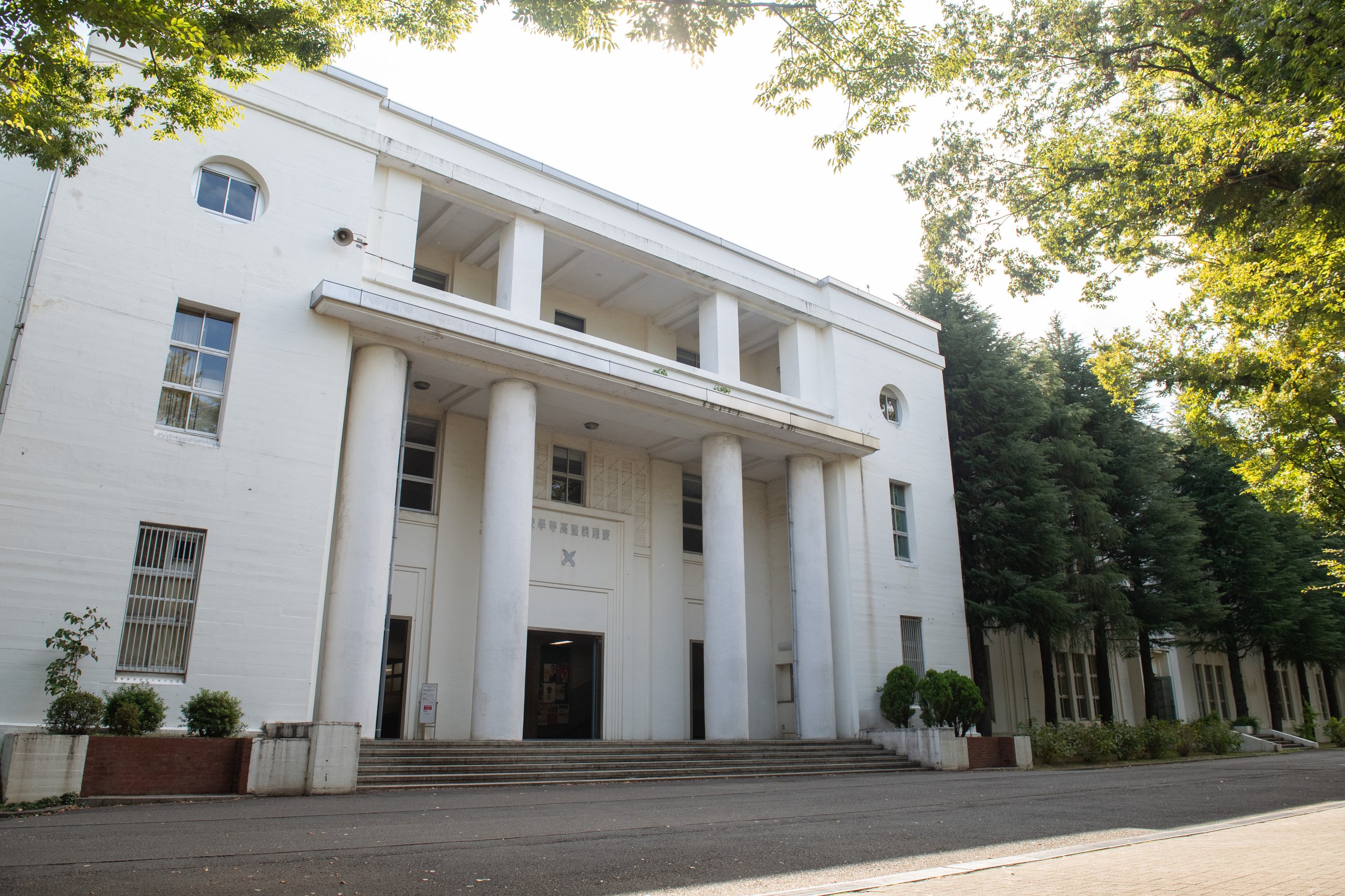 A photo of the Keio Senior High School building.