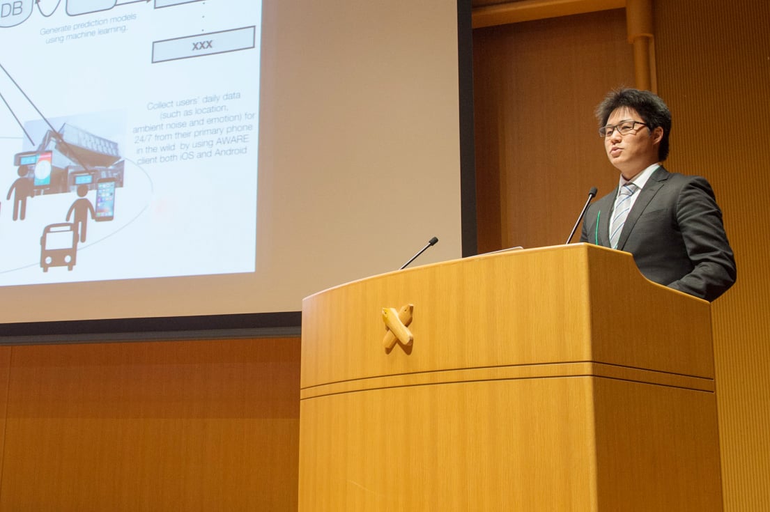 講義している人物の写真。