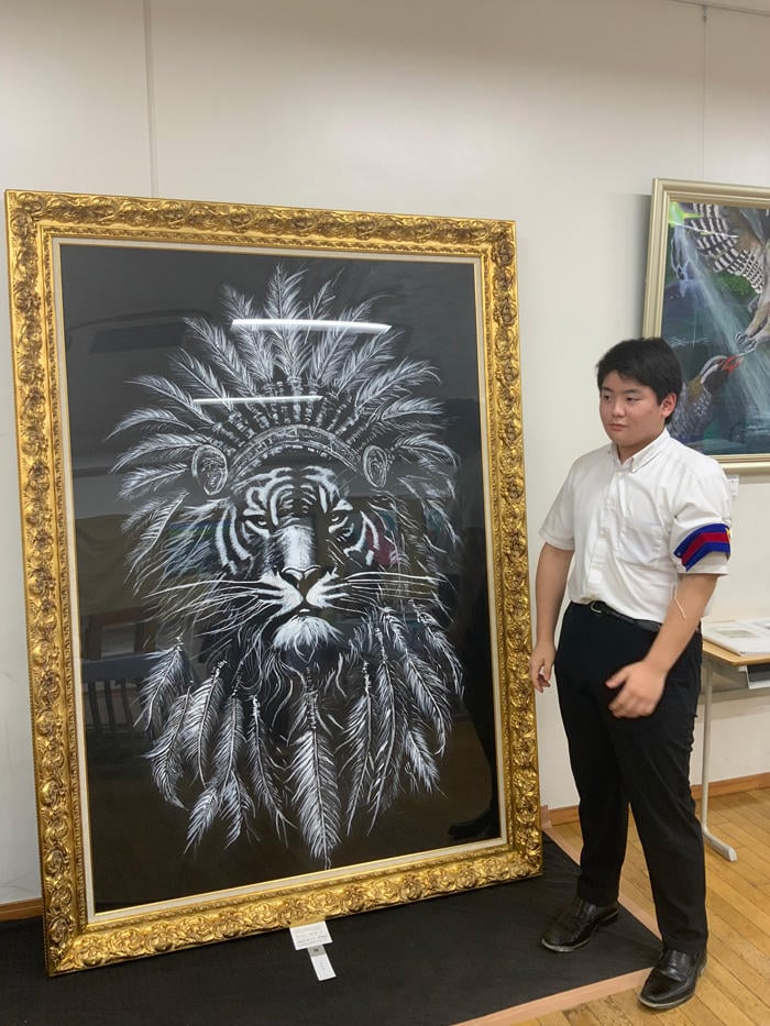 A painting work and the Futsubu student who created it