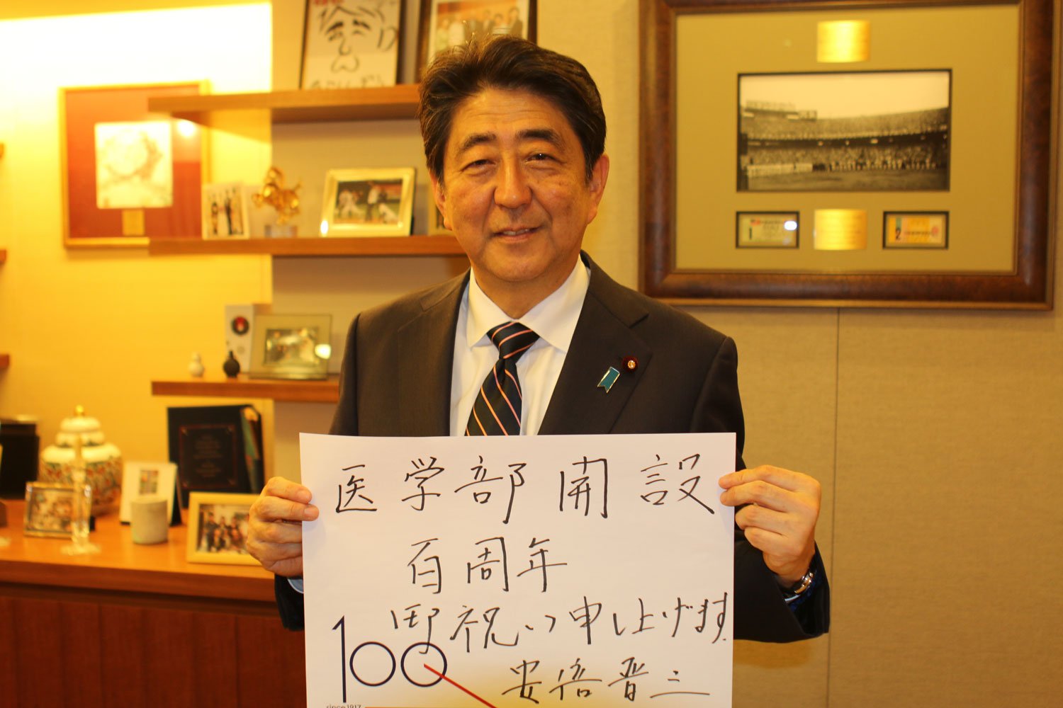 Shinzo Abe holding a message