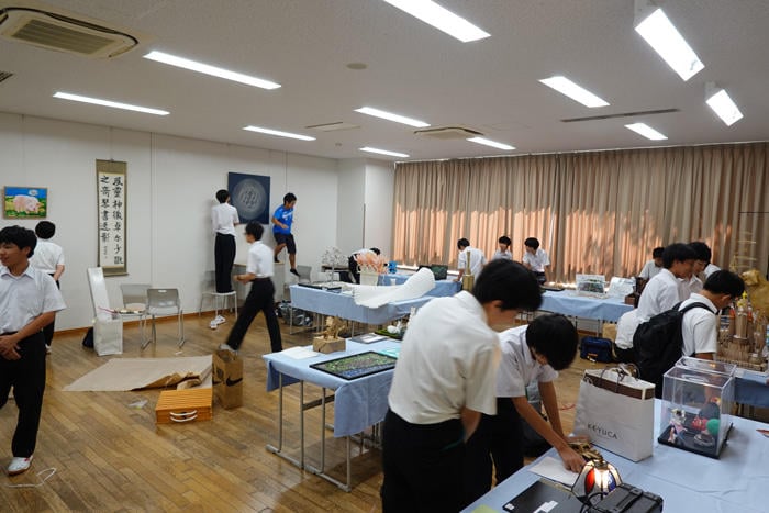 Futsubu students decorating a classroom