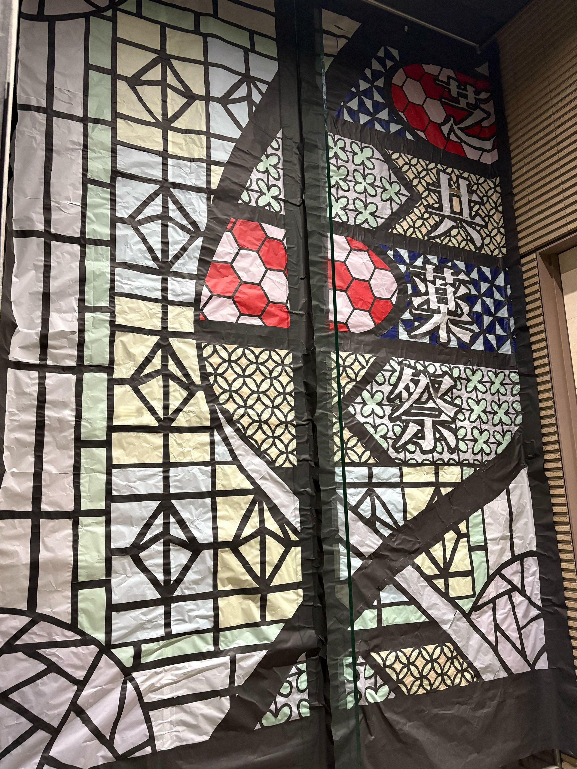 窓一面のオリジナル装飾