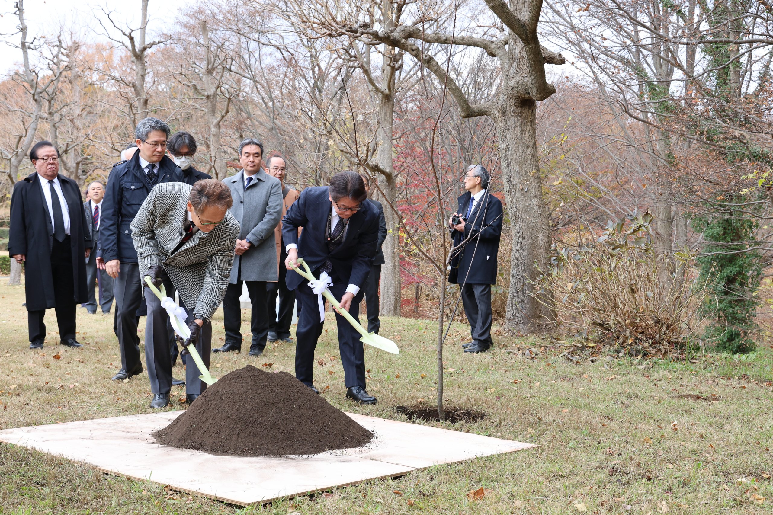 一ノ瀬学部長と高汐委員長の植樹