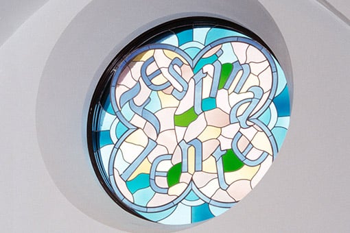 東門のステンドグラスの画像