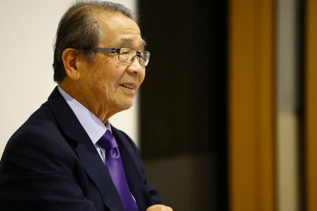 質問に対して笑顔があふれる場面も