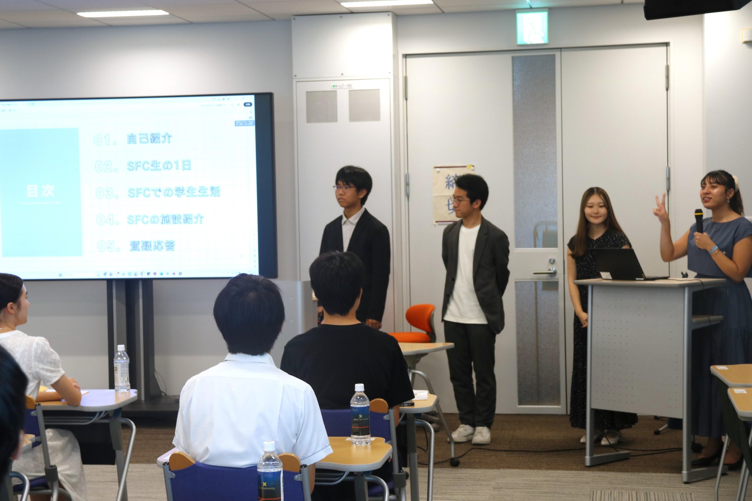 学生が話している様子