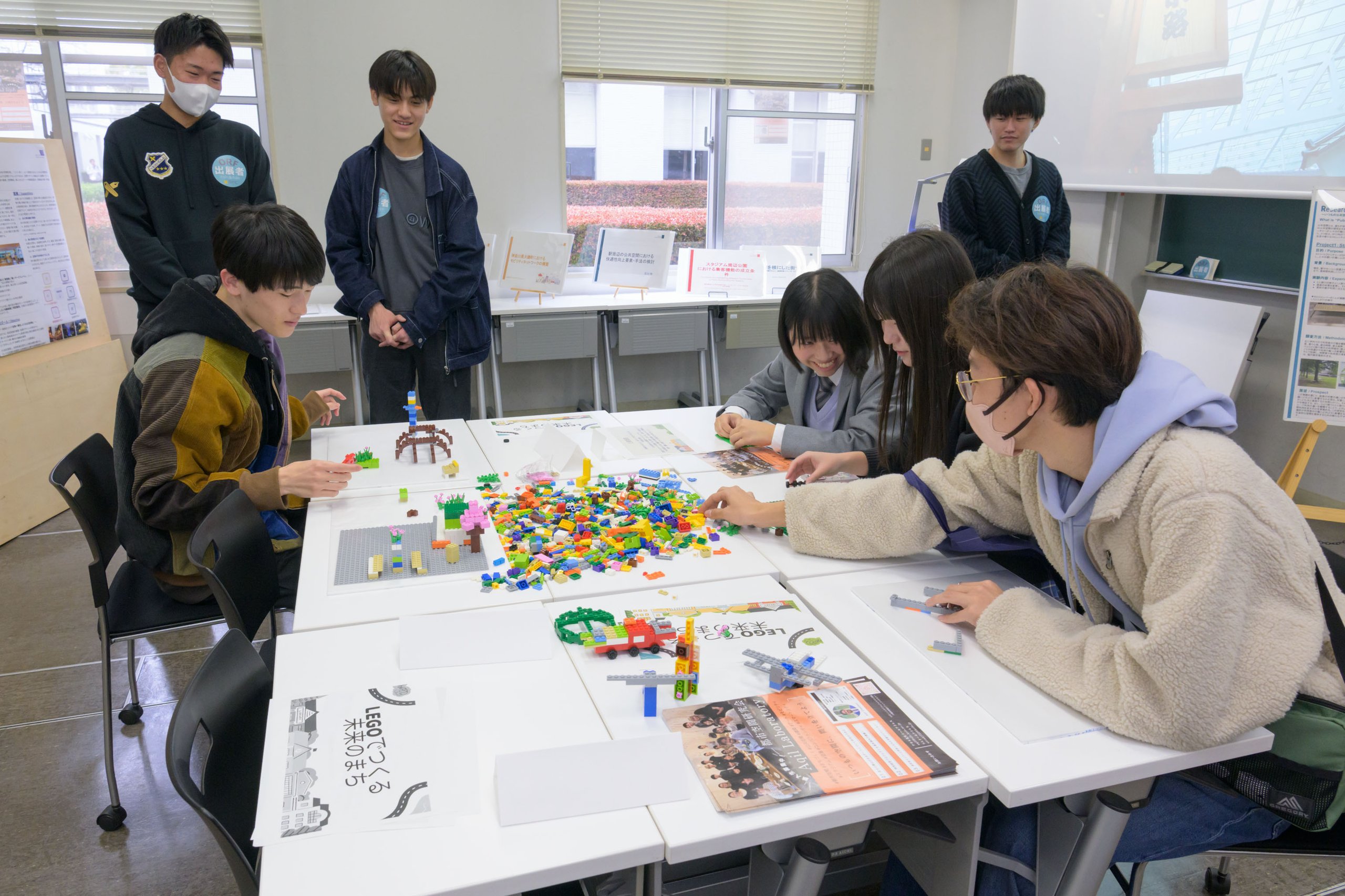 ORF展示の様子（参加者が机の上の展示を触っている）