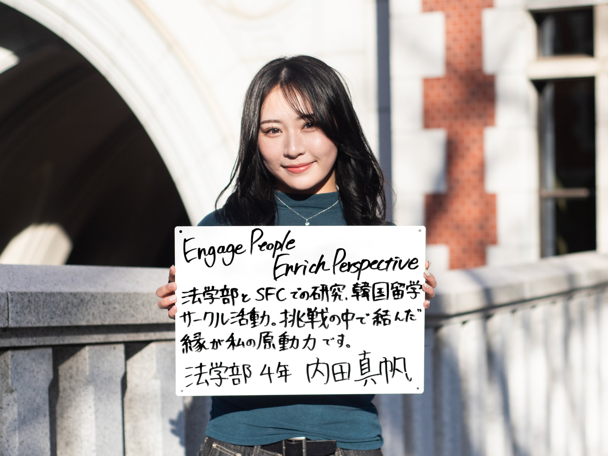 フリップを持つ学生の写真