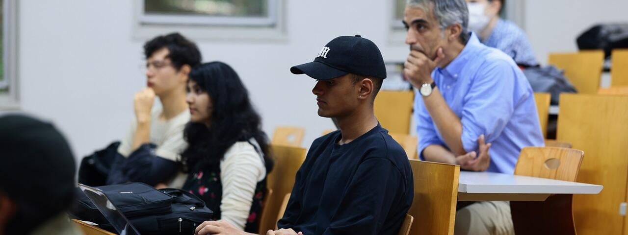 キャンパスで学生たちが授業を受けている様子。