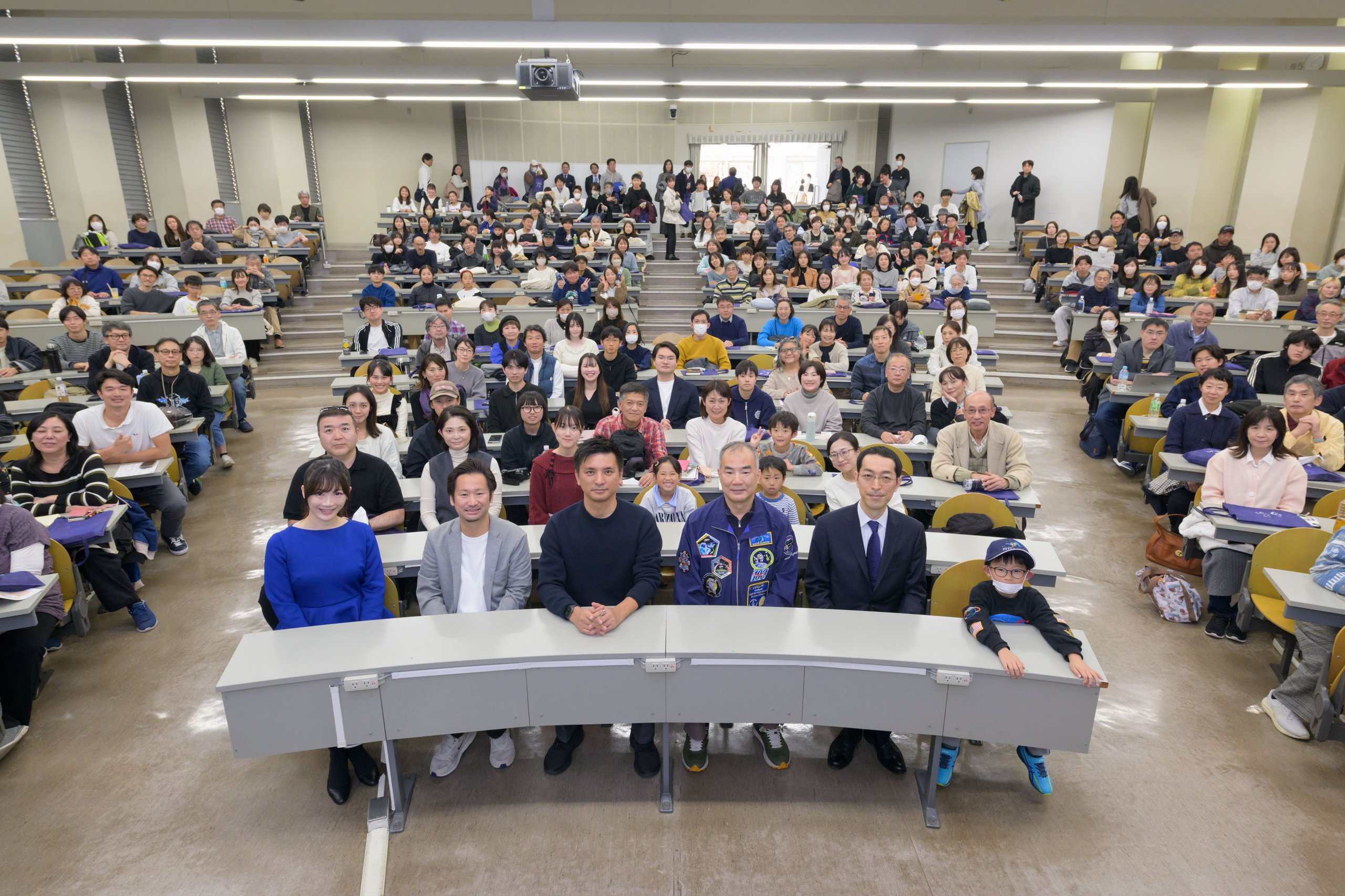 宇宙企画の講演会後、客席を背景にした集合写真